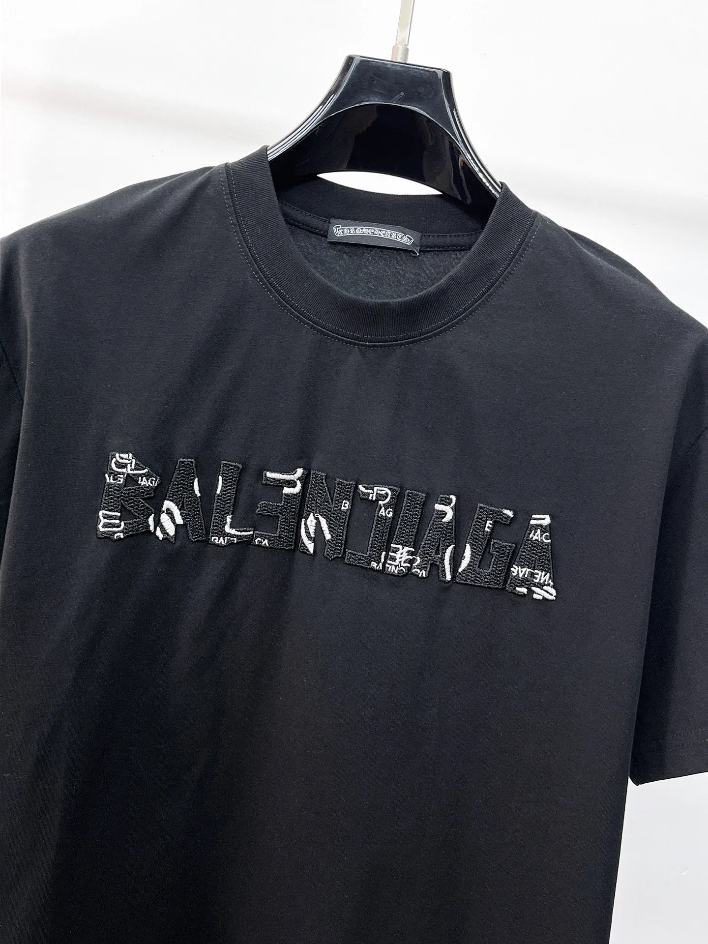 Balenciaga's high-end top-quality products 🐮2026 Spring and Summer New Arrival first counter, the latest New Arrival short-sleeved round neck T-shirt, Premium customized design, avant-garde and fashionable! Brand logo heavy craftsmanship design Premium customized 260g fabric. Soft to the touch. Comfortable to wear. Counter-level exquisite stitching. Fine workmanship. The upper body effect is incomparably handsome! A must-have item for men and women with the same style! Sizes: S~XXL When placing an order, please state your height and weight. The maximum wearing size is 210 pounds (one size larger)